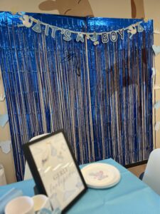 Beebiootuse pidu Muhela mängupesas – kaunistatud ruum kirjaga 'It's a boy' ja babyshower tähistamine mängutoas